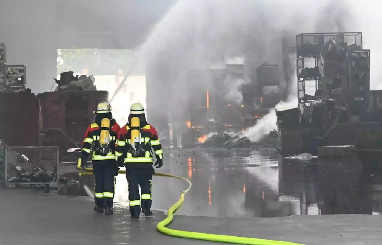 Liveticker: Großbrand in Maxhütte-Haidhof – Wehren lassen Gebäude kontrolliert abbrennen