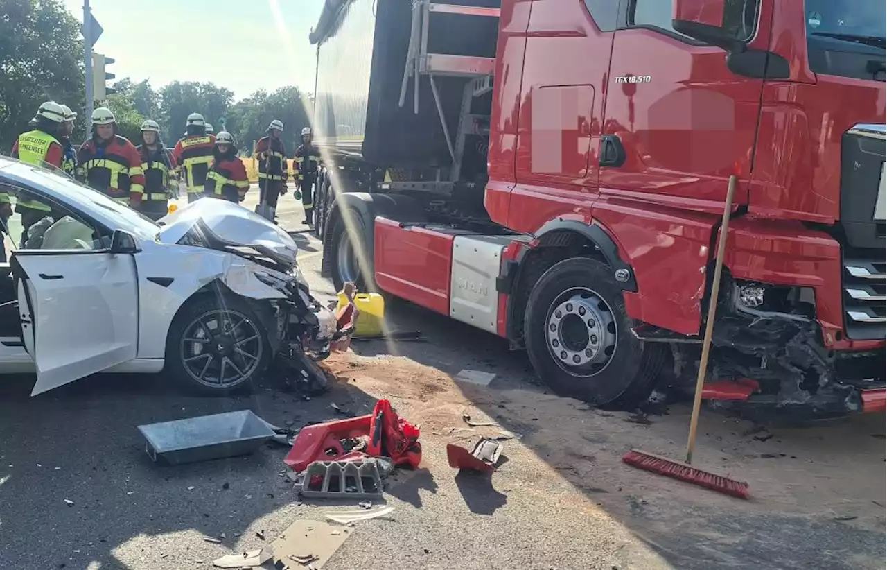 Tesla stößt an Kreuzung bei Maxhütte-Haidhof mit Lastwagen zusammen