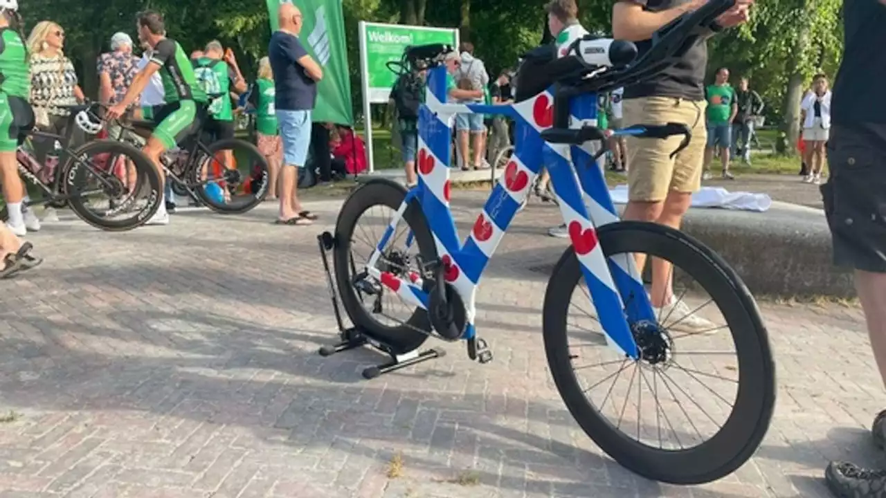 Maarten van der Weijden stapt op de fiets na 200 kilometer zwemmen