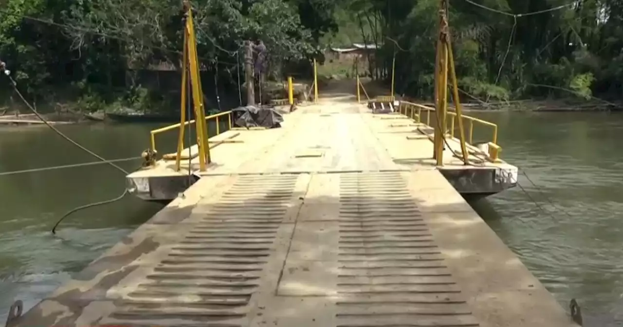 Tras colapso de puente en río La Vieja, un particular instaló paso provisional sobre el afluente