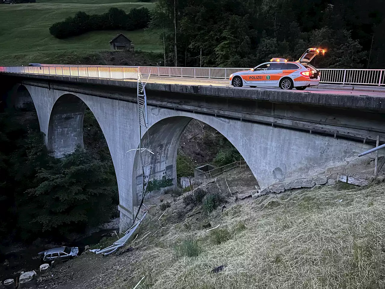 Horrorunfall in Ennetbühl SG: Škoda stürzt 20 Meter von Brücke in die Tiefe