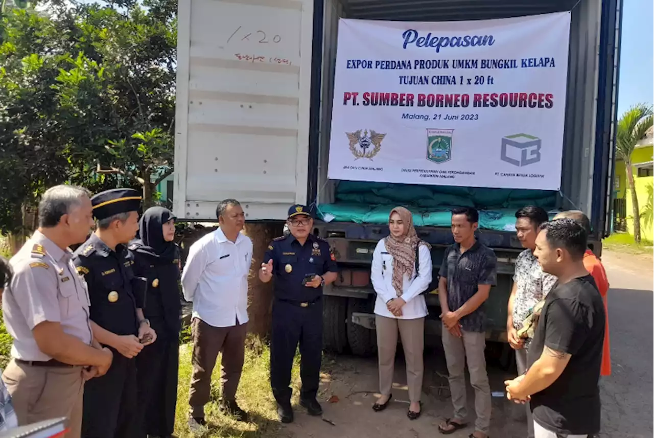 Bea Cukai Malang Lepas Ekspor Perdana Produk Bungkil Kopra ke Cina | Republika Online