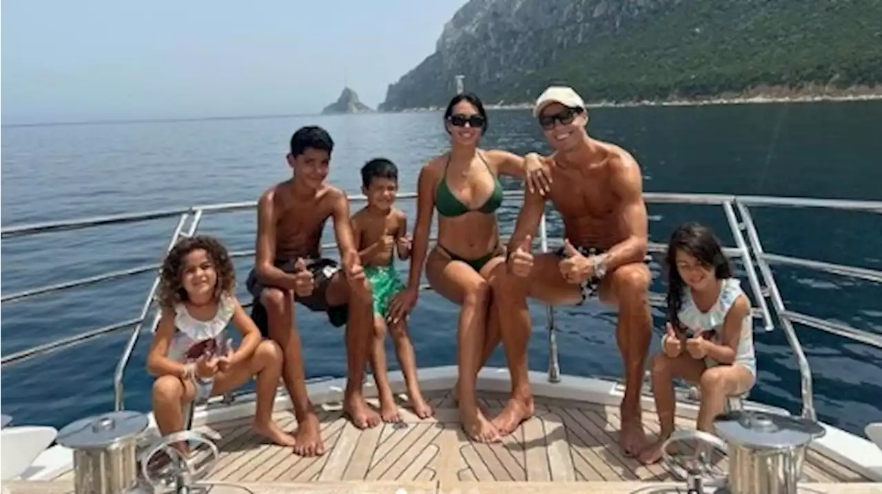 Cristiano Ronaldo e Georgina curtem férias com os herdeiros em iate de luxo