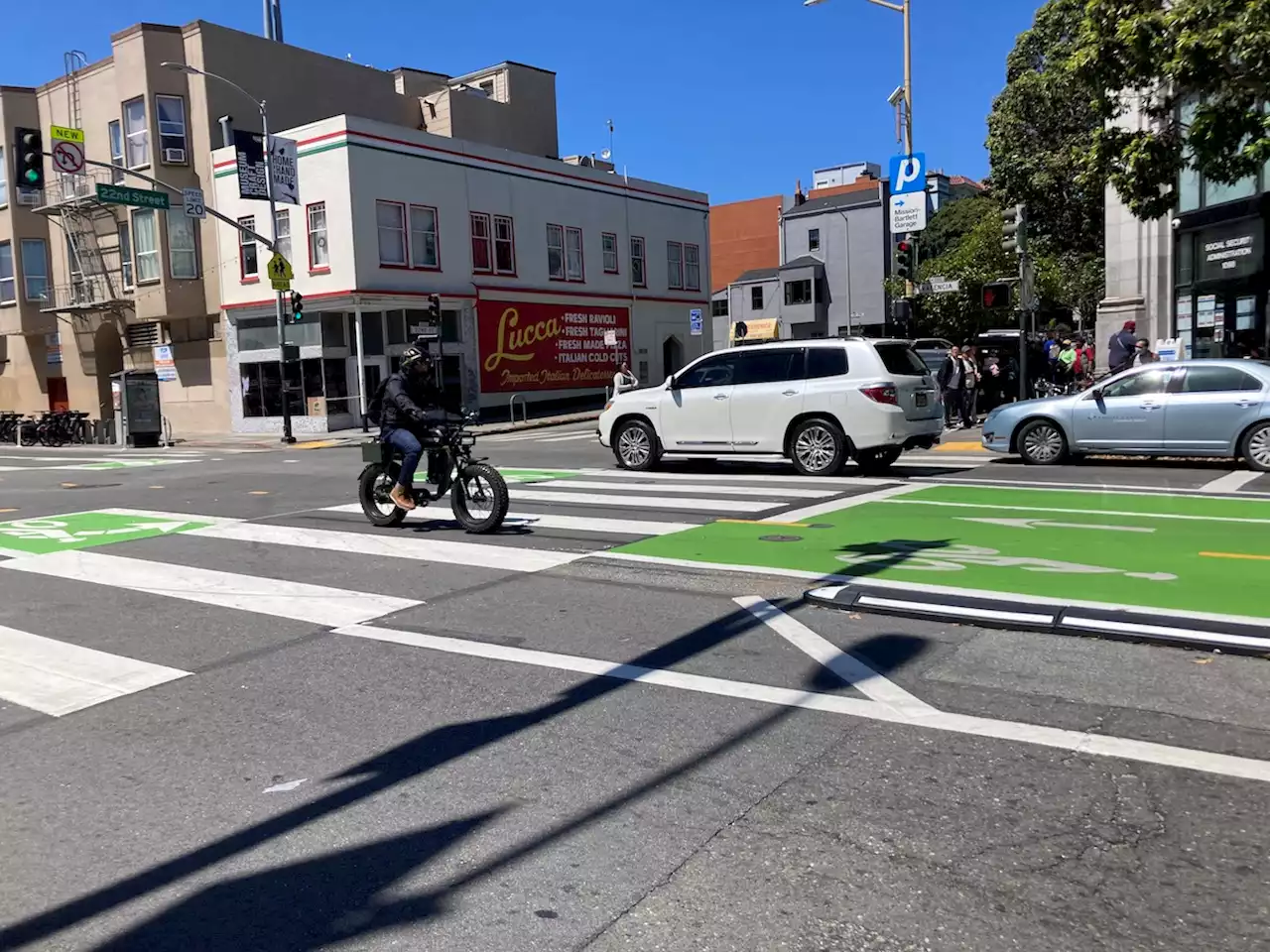 Crashes, confusion on unfinished Valencia St. center bike lane