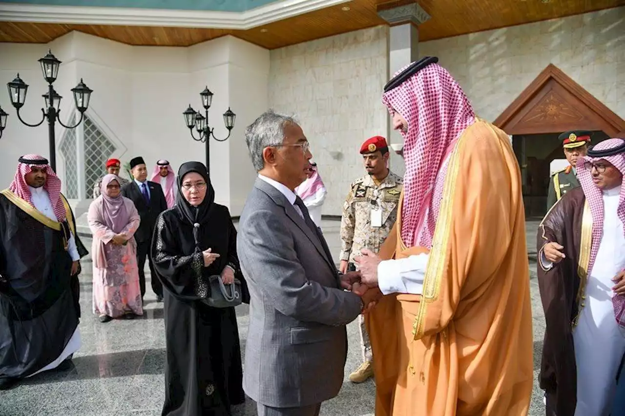 King, Queen arrive in Madinah