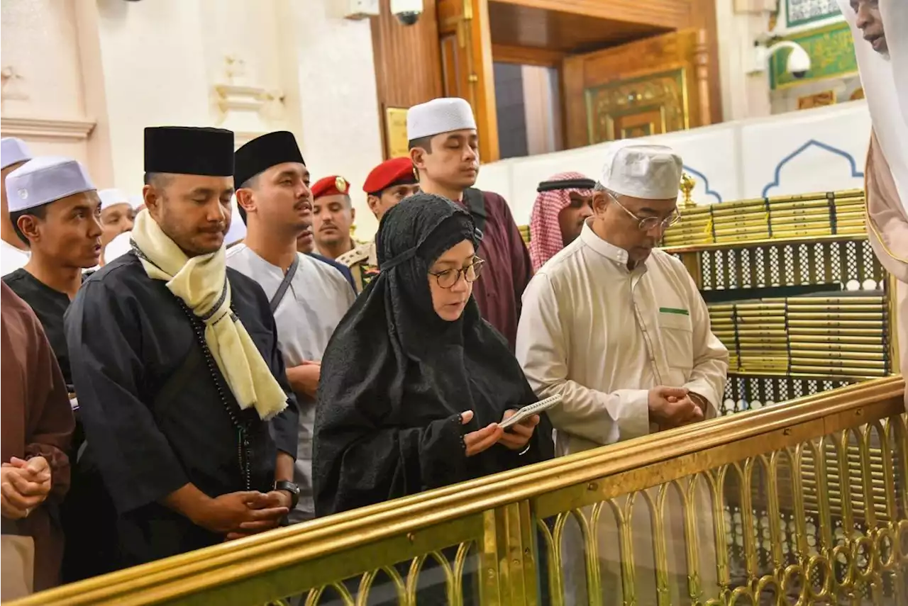 King visits Prophet Muhammad's grave, Raudhah in Madinah