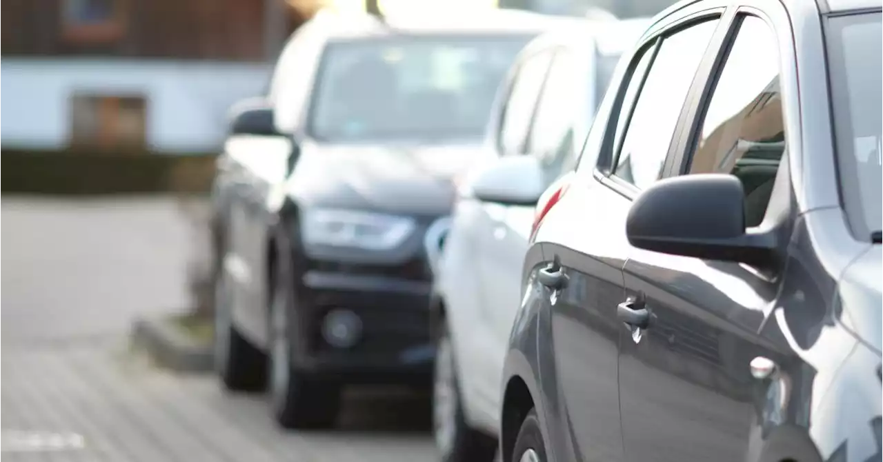 Steven dépose sa voiture dans un parking près de l’aéroport avant de partir en vacances il n’en