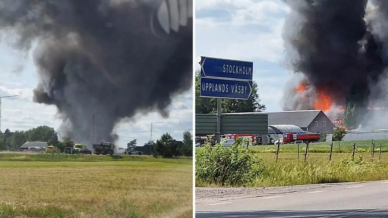 Fullt utvecklad verkstadsbrand i Vallentuna – finns explosionsrisk