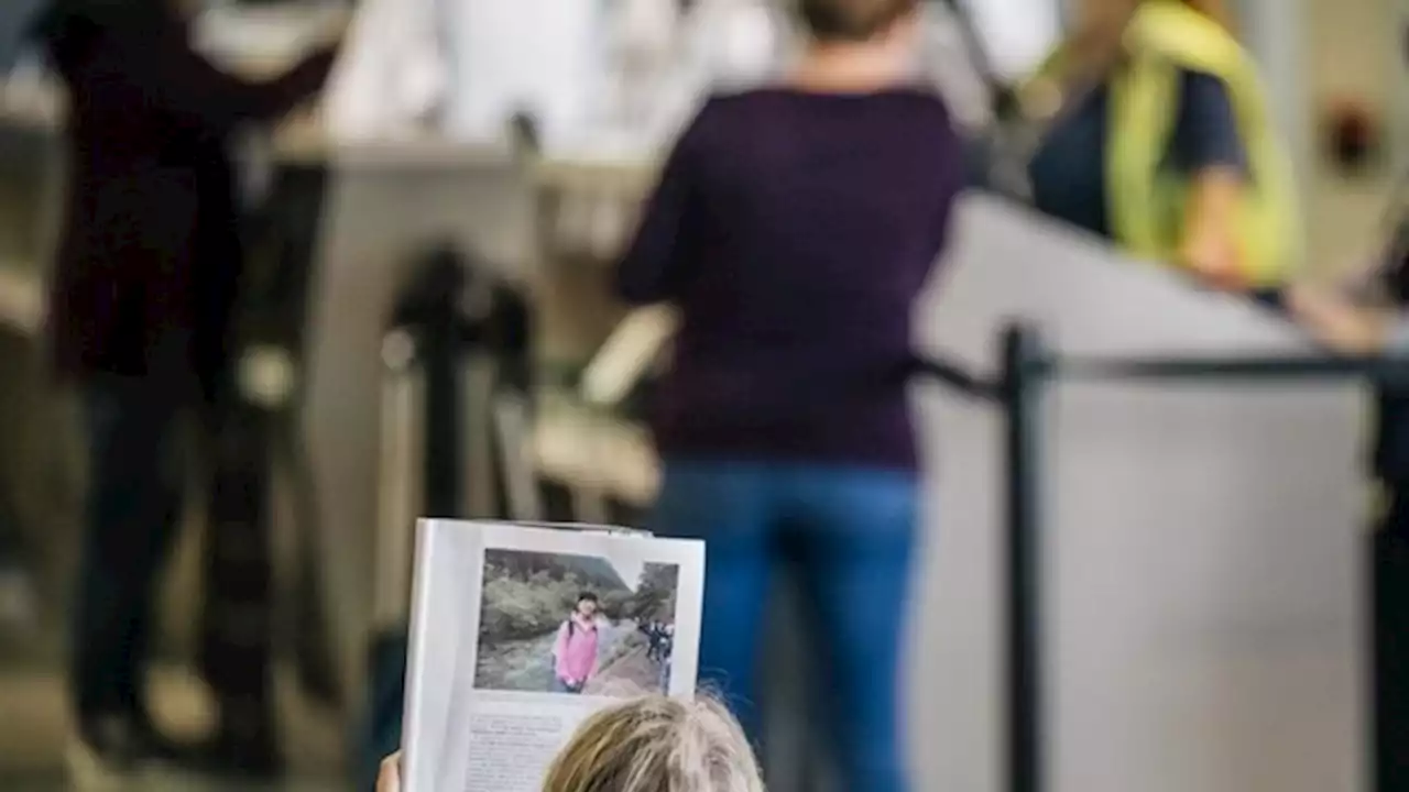 Detuvieron a una mujer por abandonar a su nieta en el aeropuerto y abordar un vuelo