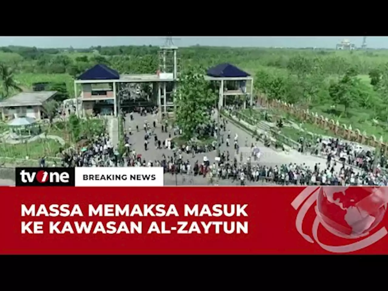 Ricuh Protes Ponpes Al Zaytun, Massa dan Aparat Saling Dorong - tvOne