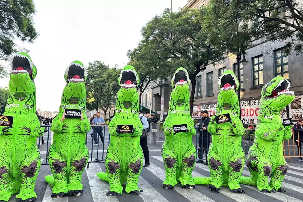 Protestan ‘dinosaurios’ en Palacio Nacional y la Suprema Corte contra el plan B