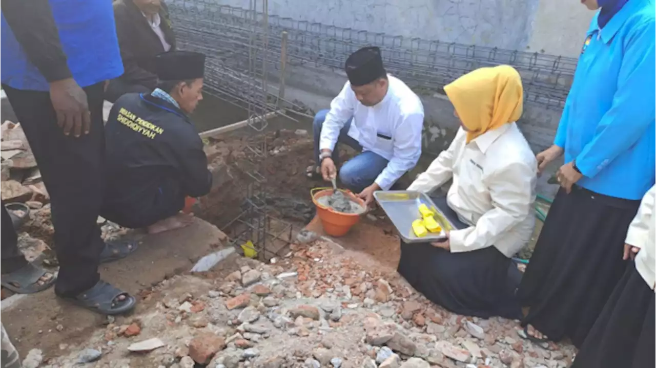 Pasutri di Jombang Full Senyum, Usai Terima Bantuan Pembangunan Rumah dari Shiddiqiyyah