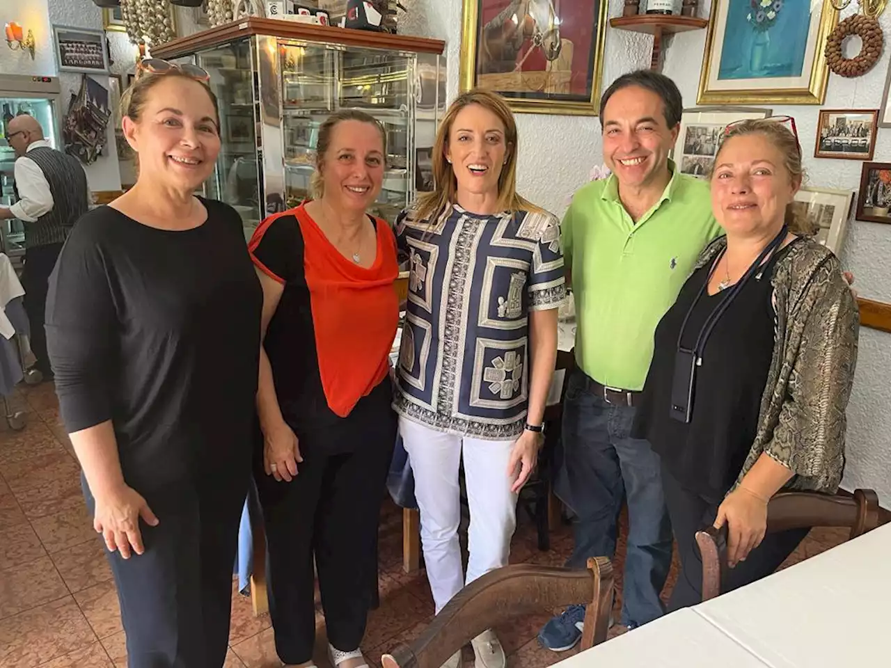 Metsola a Roma, tra un impegno e l'altro pausa gastronomica in un ristorante del centro