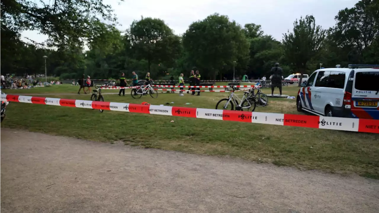 Man in rug gestoken in het Vondelpark: politie zoekt nog een verdachte