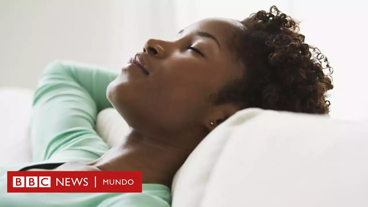 Los beneficios para el cerebro de dormir una siesta corta durante el día - BBC News Mundo