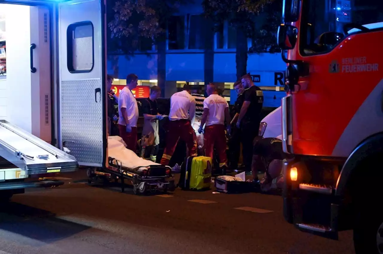 Lichtenberg: Zwei Männer bei Messerattacke schwer verletzt, Täter flüchtig