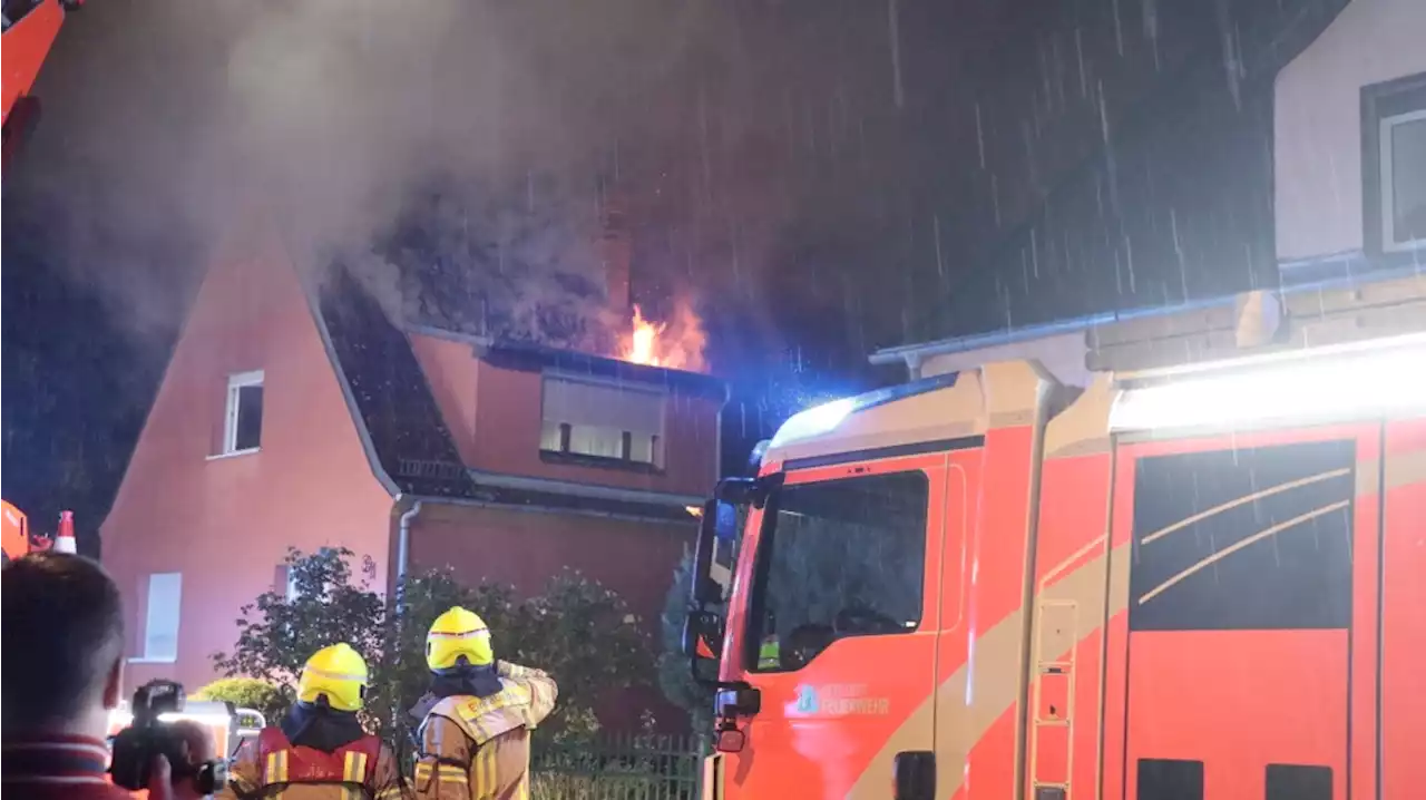 Unwetter über Berlin: Blitz schlägt in Haus ein, Dach brennt