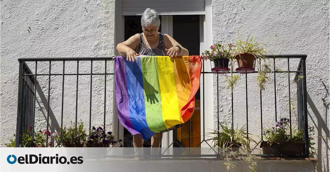 Vecinos de Nàquera cuelgan banderas arcoíris LGTBI tras decidir Vox y PP quitarlas de locales municipales