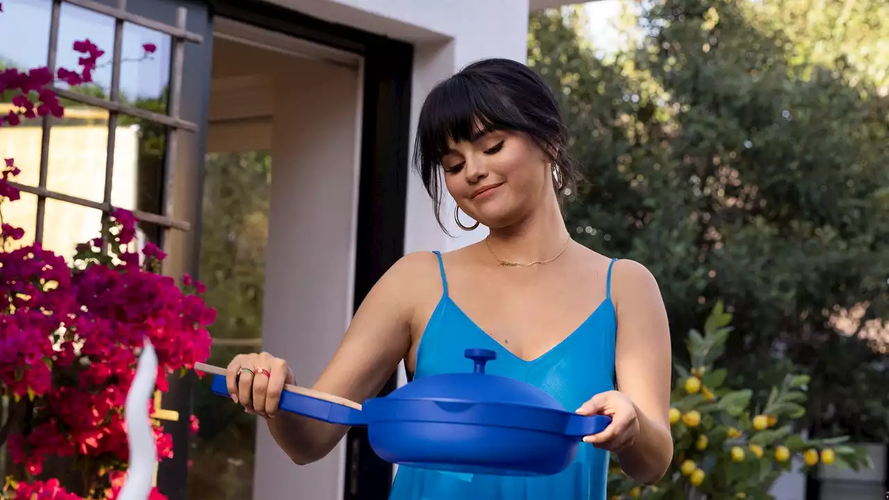 Selena Gomez tells GLAMOUR that ‘therapy, cooking & surrounding yourself with good friends who want the best for you’ are key to managing her mental health