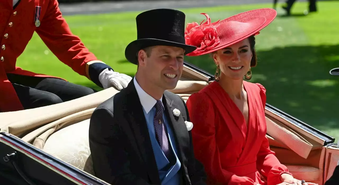 Kate Middleton in rosso al Royal Ascot (con William): cappello firmato, pochette vintage e maxi orecchini. Le curiosità sul look