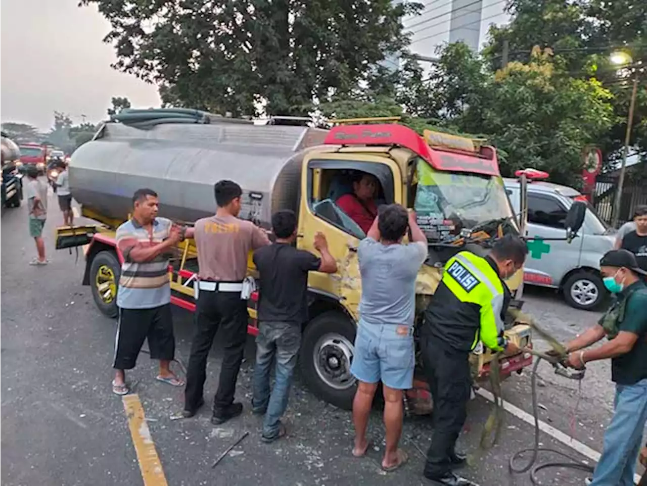 Sopir Truk Tangki asal Sidoarjo Ini Terjepit setelah Tabrak Tronton di Pandaan