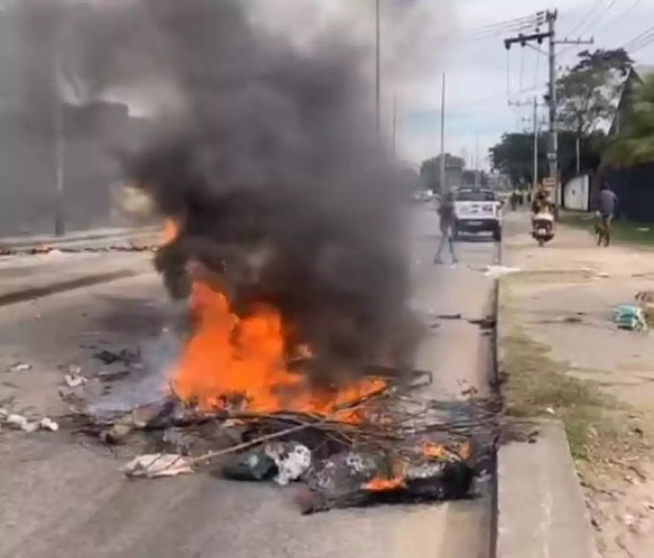 Moradores de Santa Cruz interditam via em protesto contra morte de entregador em operação da Polícia Civil