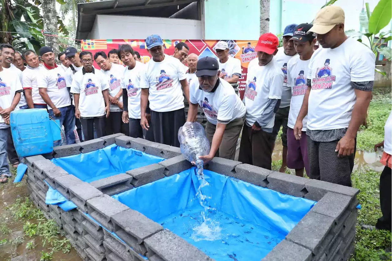 Sukarelawan Ganjar Bangun Kolam Pemijahan Lele untuk Kelompok Nelayan di Pangandaran