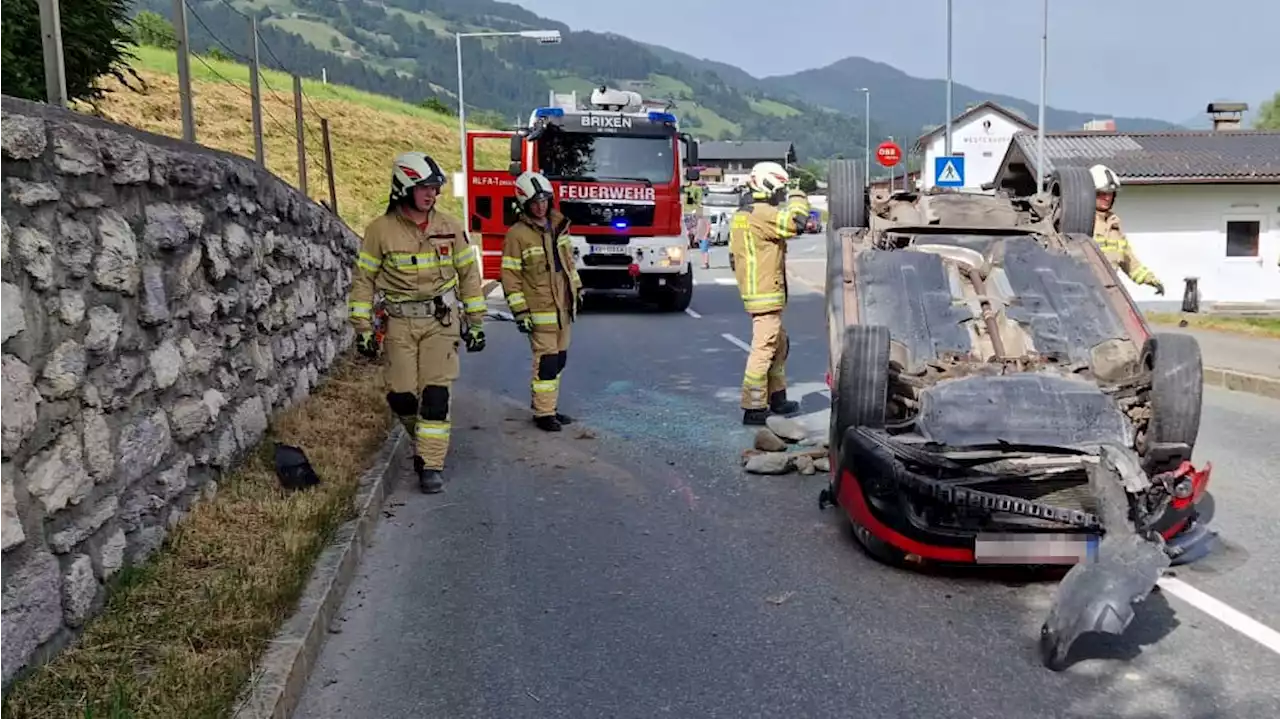 Auto gegen Mauer: Senior bei Überschlag verletzt