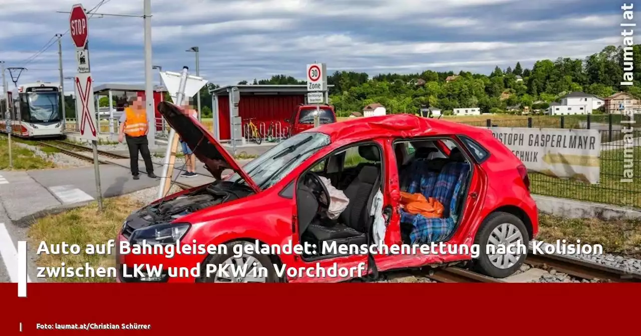 Auto auf Bahngleisen gelandet: Menschenrettung nach Kolision zwischen LKW und PKW in Vorchdorf | laumat|at