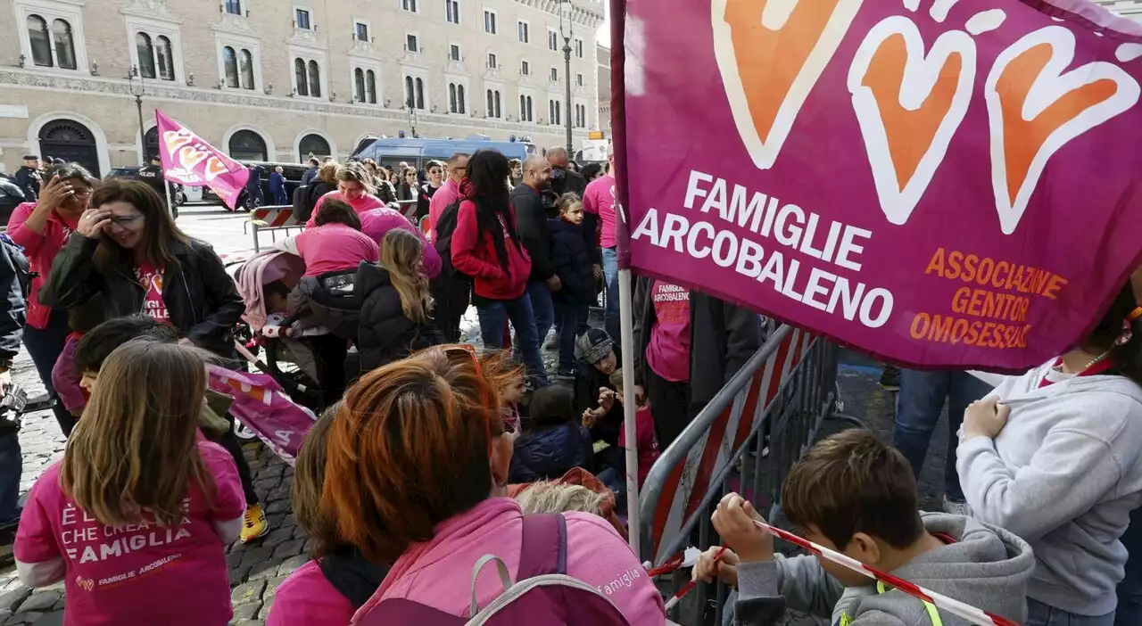 Coppie gay, il Tribunale di Milano annulla l'atto di nascita del figlio di due papà