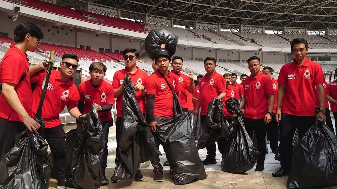 Anak Muda Binaan PDIP Bersihkan Sampah Sepanjang Bulan Bung Karno di GBK