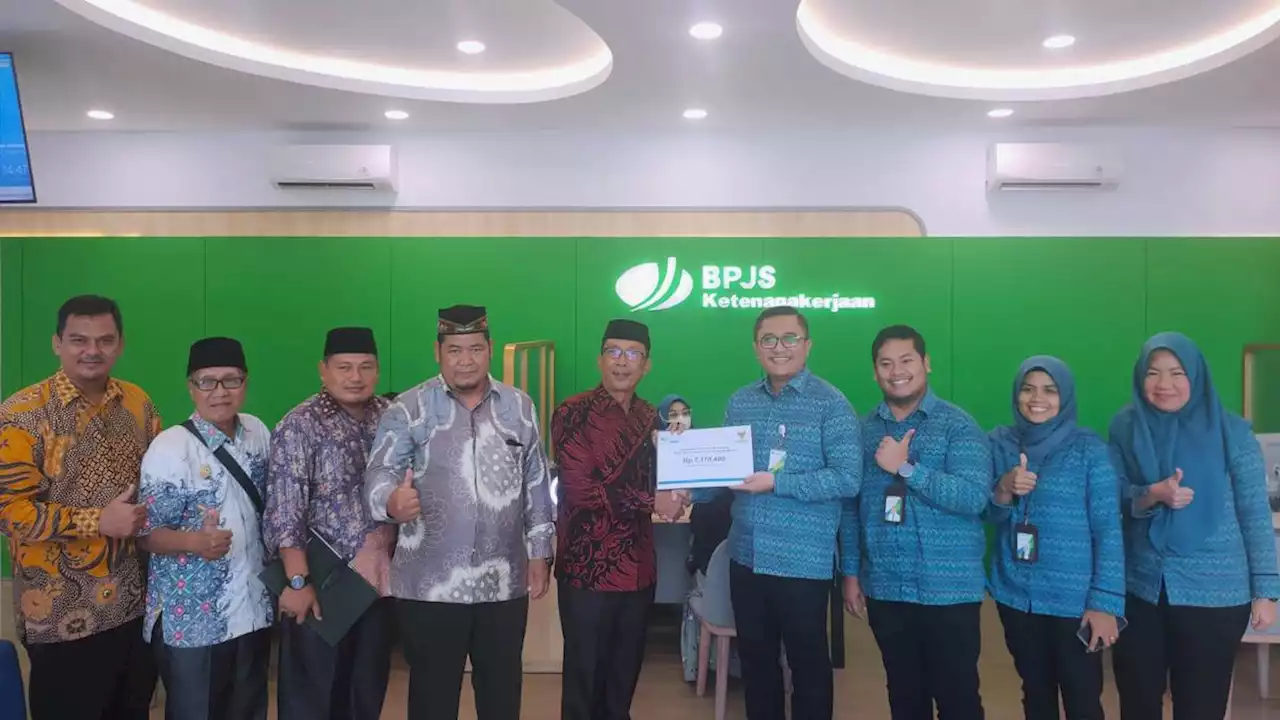 Bukti Kepesertaan Program BPJamsostek Diberikan ke BAZNAS Deli Serdang