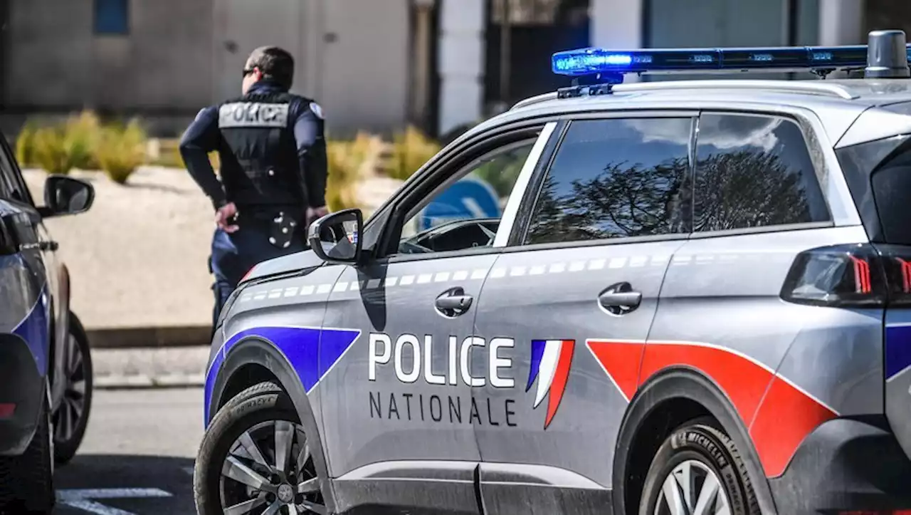 Un jeune homme de 26 ans tue sa mère avec un couteau et un marteau et tente de la décapiter