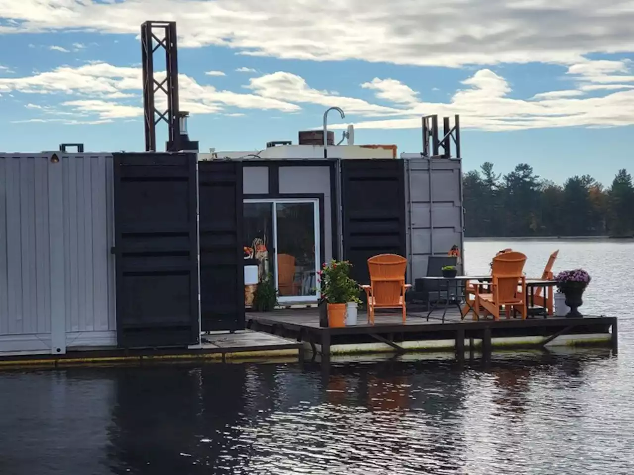 Ontario moves to ban 'ugly' floating homes after controversy in cottage country