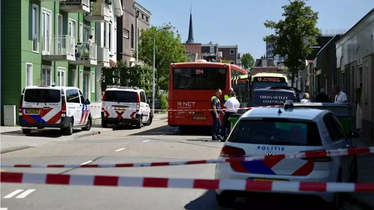 Fietser komt onder bus in centrum van Zaandam en raakt ernstig gewond