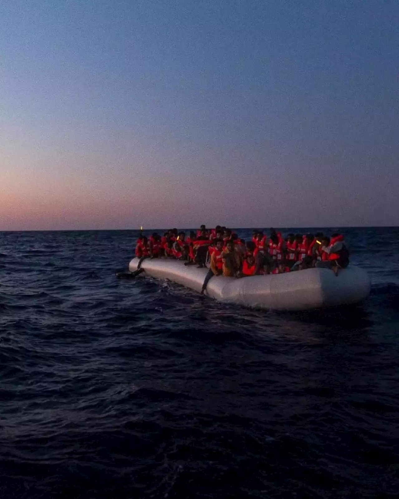 Un altro naufragio sulla rotta per Lampedusa. Unhcr: “40 dispersi tra cui un neonato”