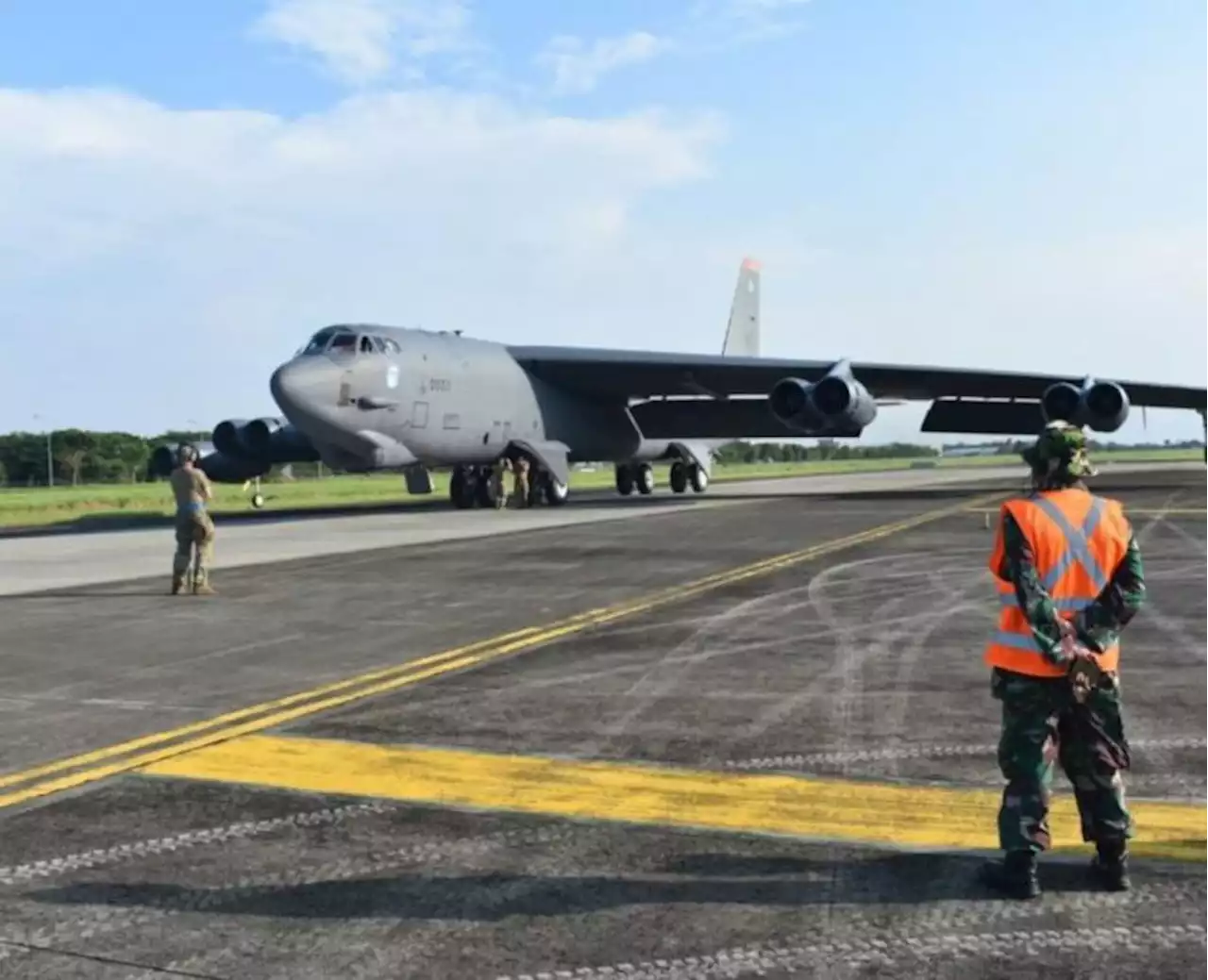 Pesawat F-16 TNI AU Latihan Bersama Bomber B-52 AU AS |Republika Online