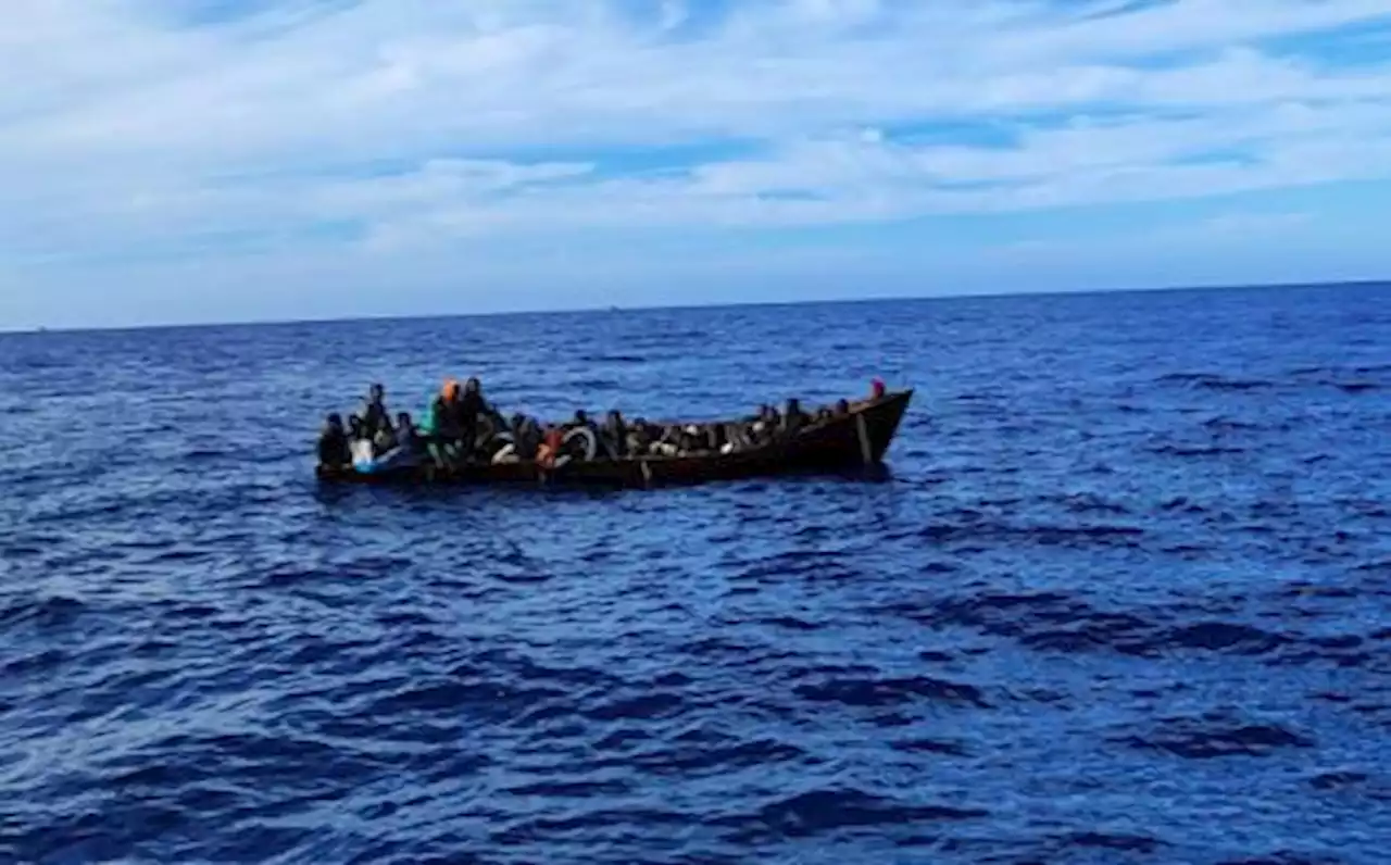 Allarme choc di Alarm phone: ci sono 50 migranti alla deriva nel Mediterraneo: stanno affondando