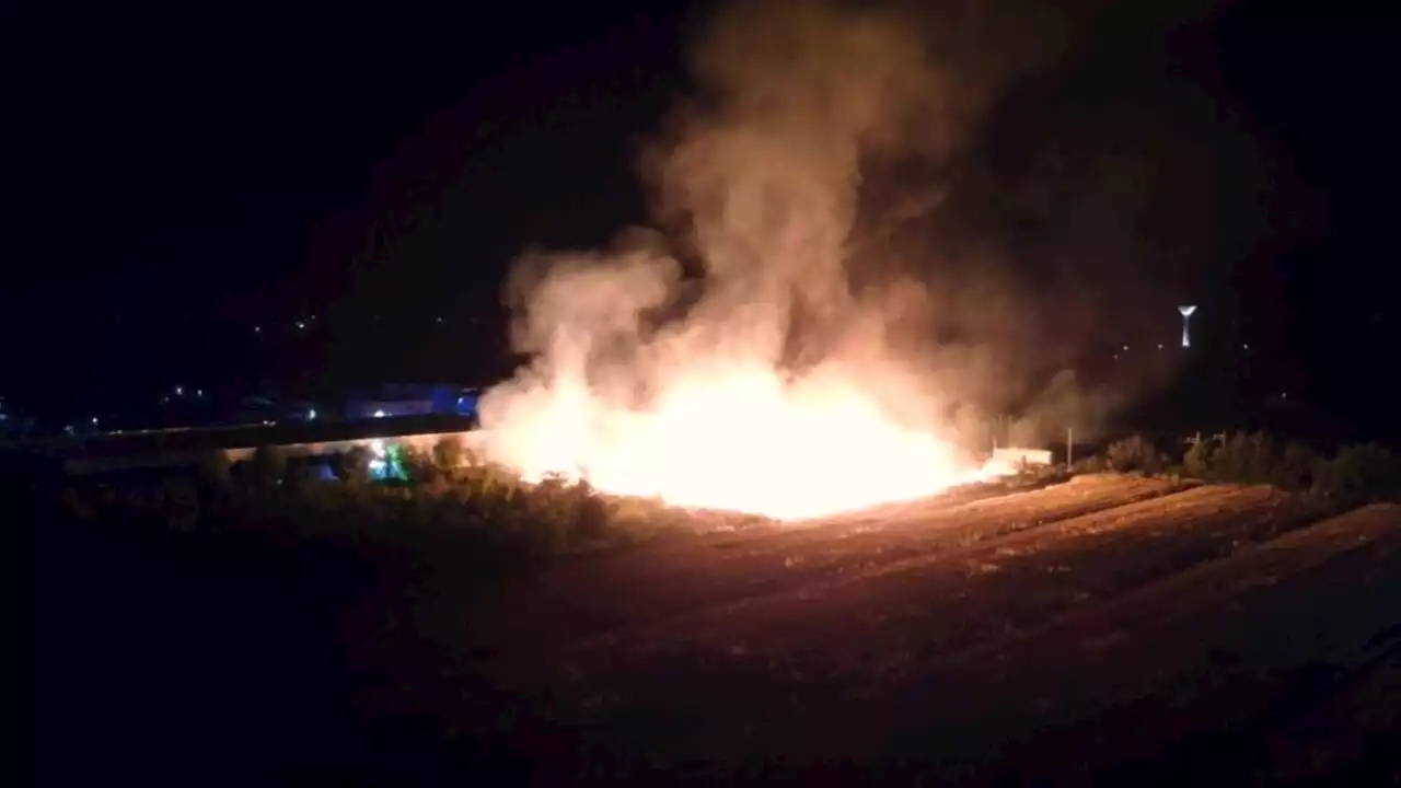 L'impressionante incendio che ha devastato un'azienda nella notte: foto e video