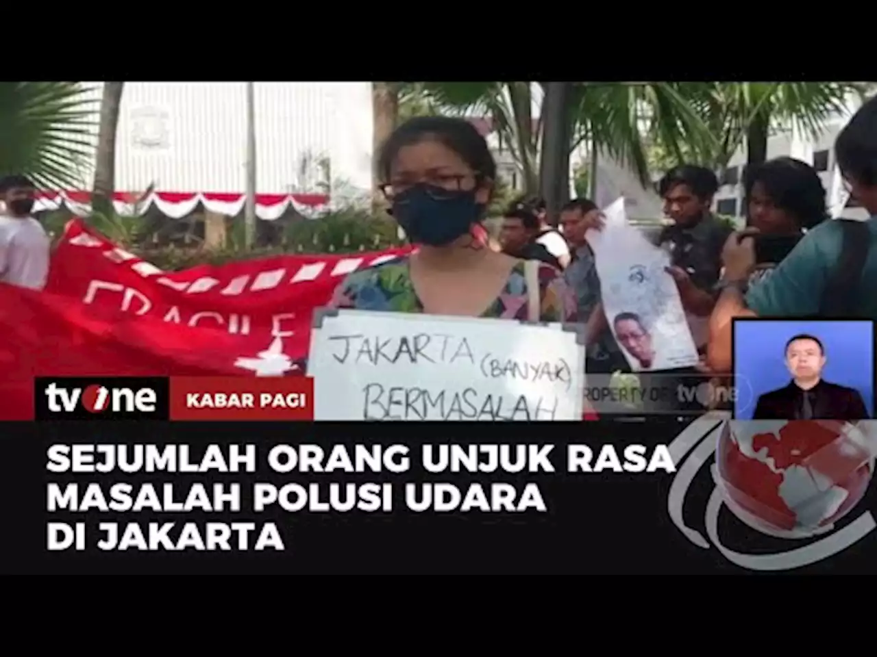 Aktivis Koalisi Perjuangan Warga Jakarta Demo Polusi Udara di Balai Kota Jakarta - tvOne