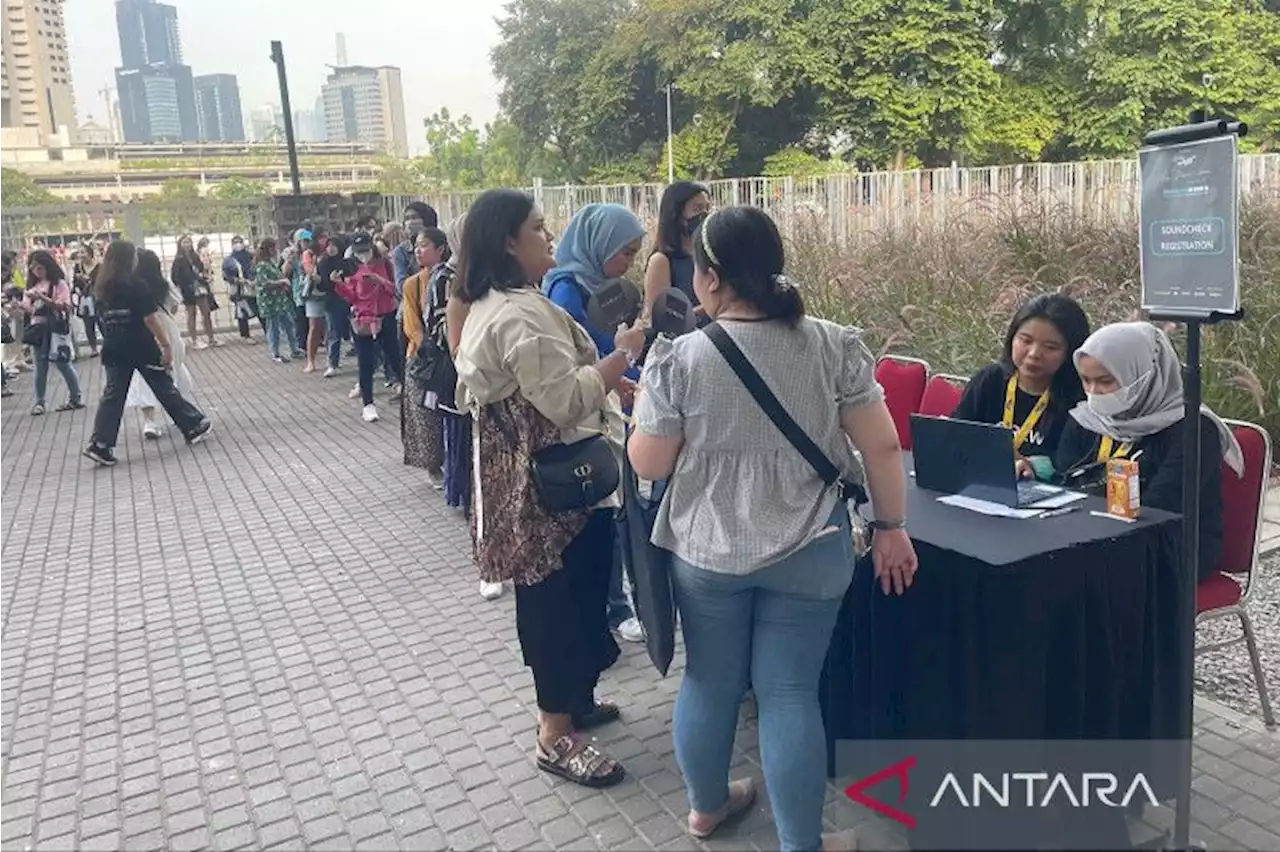 Penggemar Lee Seung Gi sudah hadir di ISTORA Senayan sejak siang