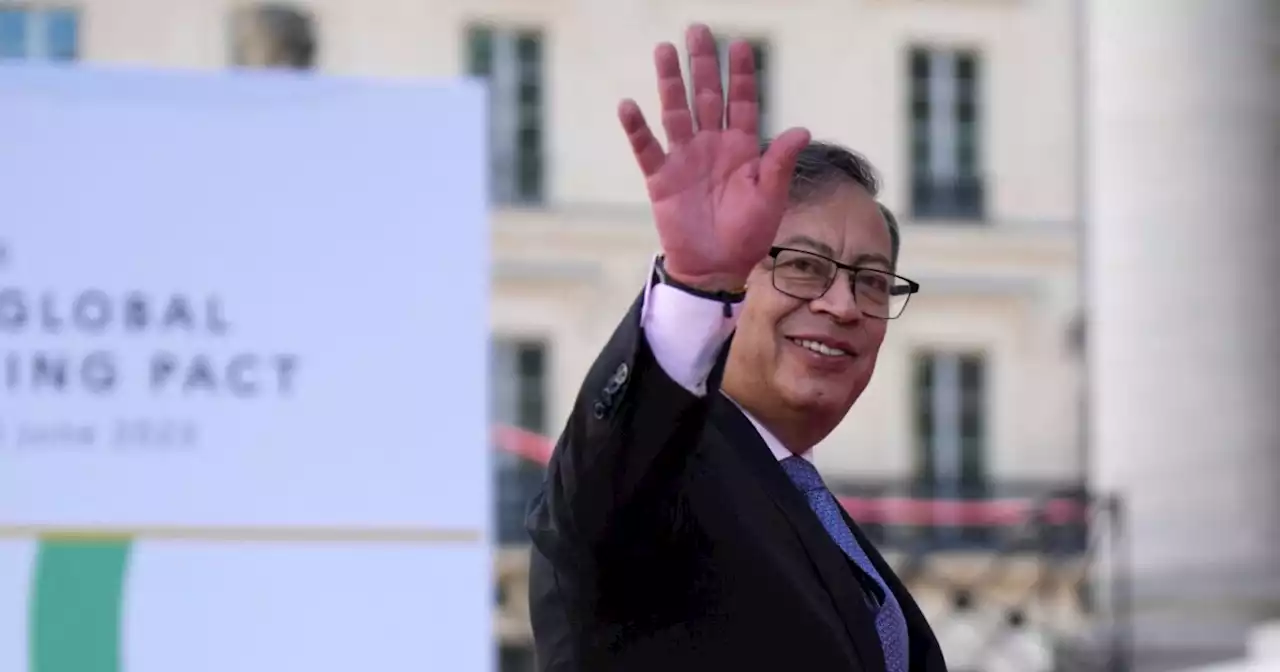 ¿Por qué se aplazó el regreso del presidente Petro de Francia a Colombia?