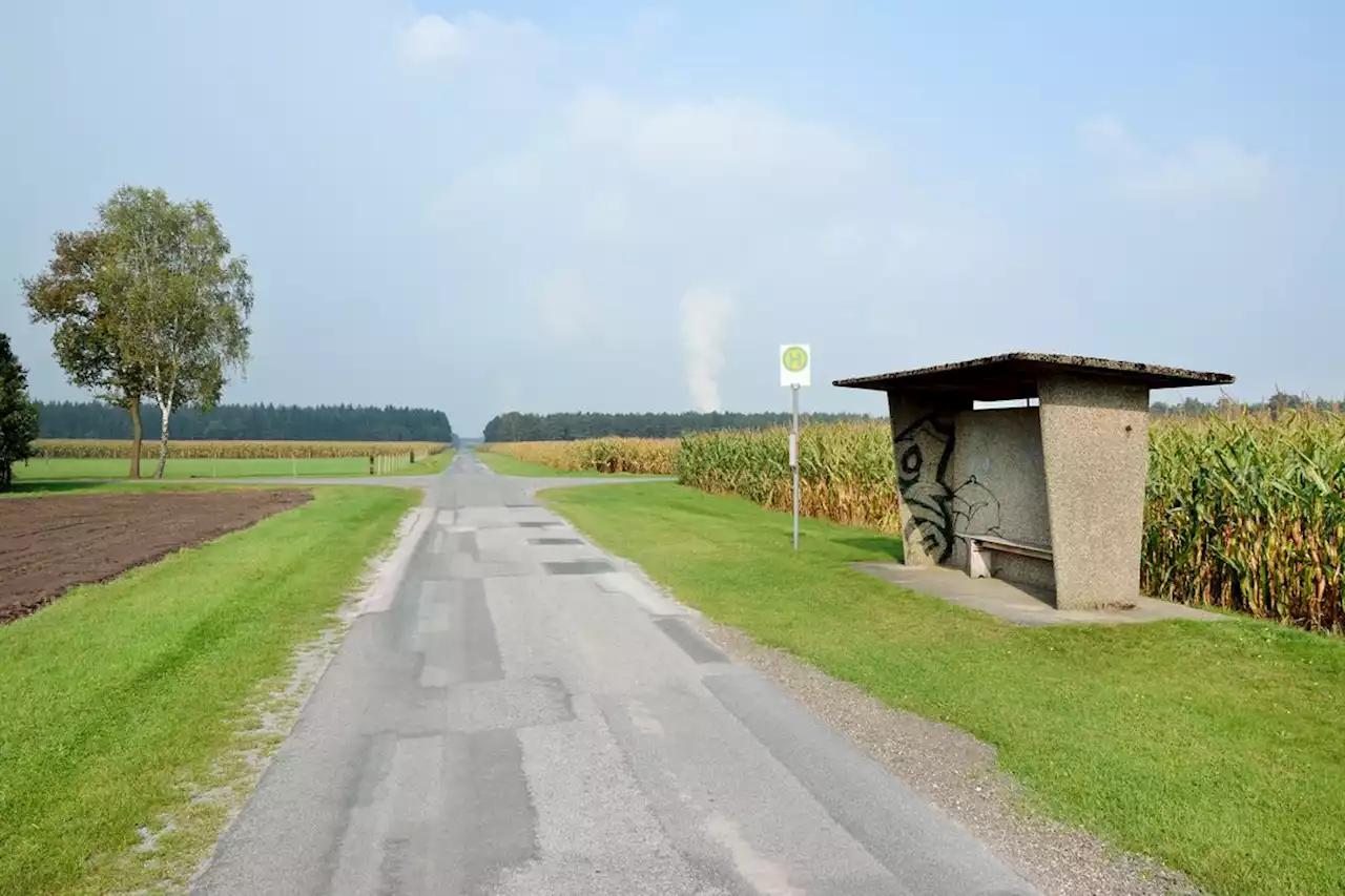 Schleuser setzt 22 Menschen an Bushaltestelle in Oberbayern ab