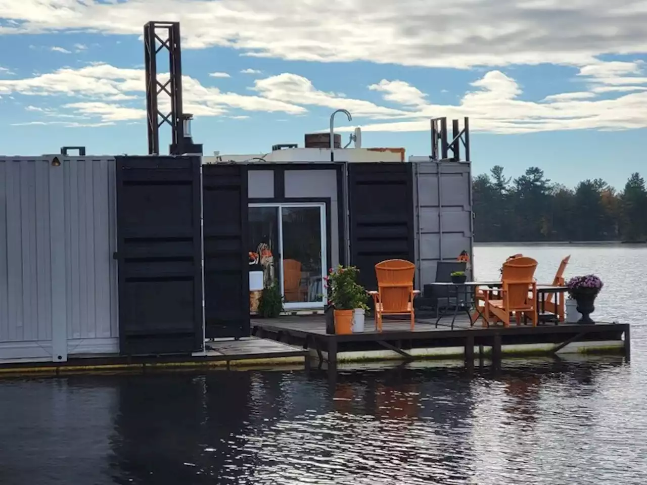 Ontario moves to ban 'ugly' floating homes making waves in cottage country