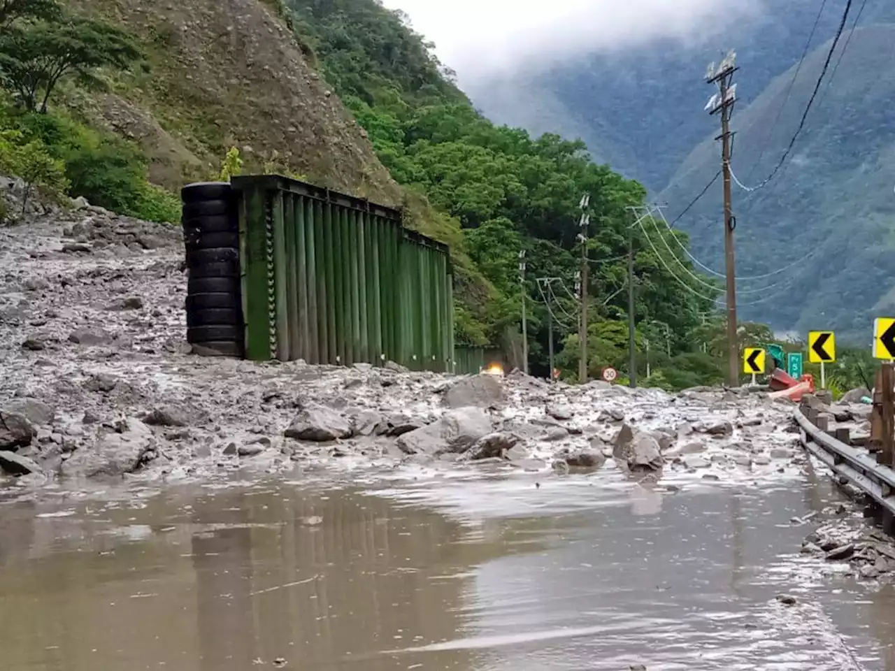 Información de servicio: Cerrada la vía al llano en el kilómetro 58 por caída de lodo