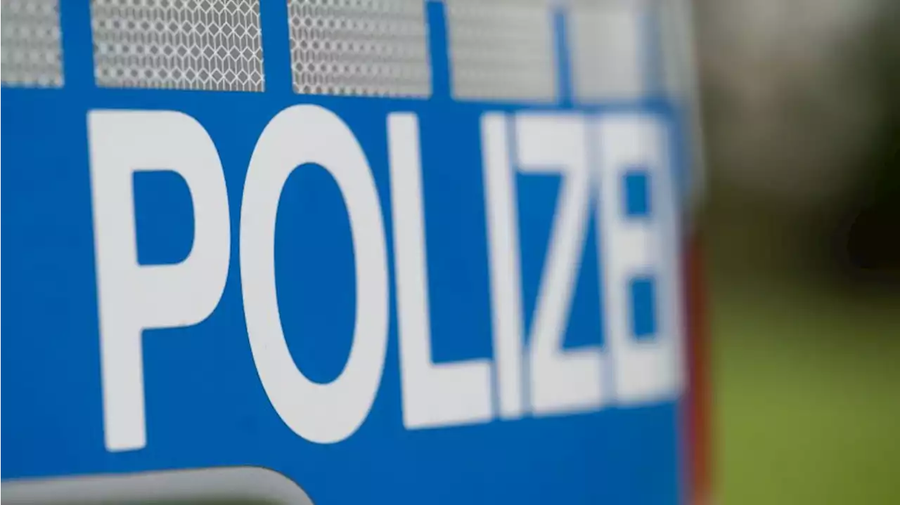 Polizeiauto in Berlin-Neukölln mit Gefäß beworfen