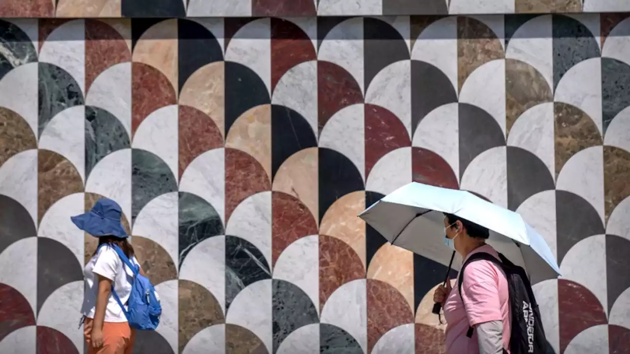 Beijing sizzles under nearly all-time-high temperatures as authorities ask people to stay indoors