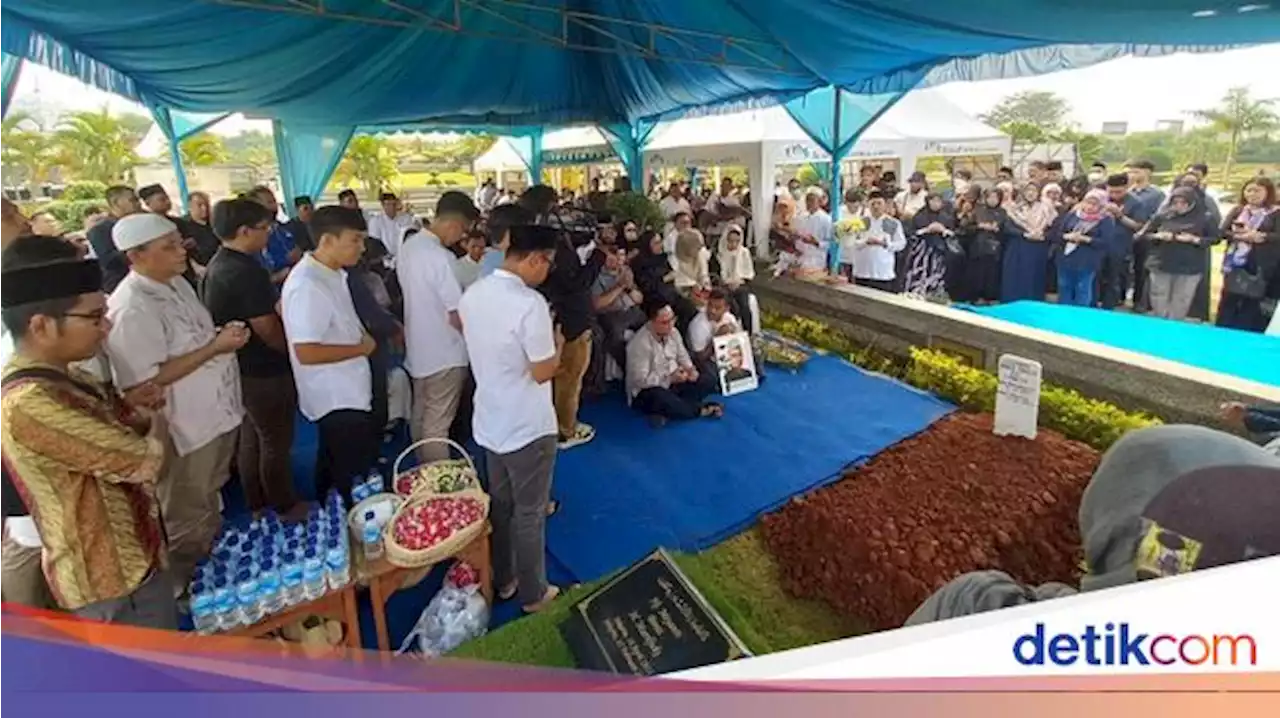 Desmond J Mahesa Dikebumikan di Al-Azhar Memorial Garden, Karawang