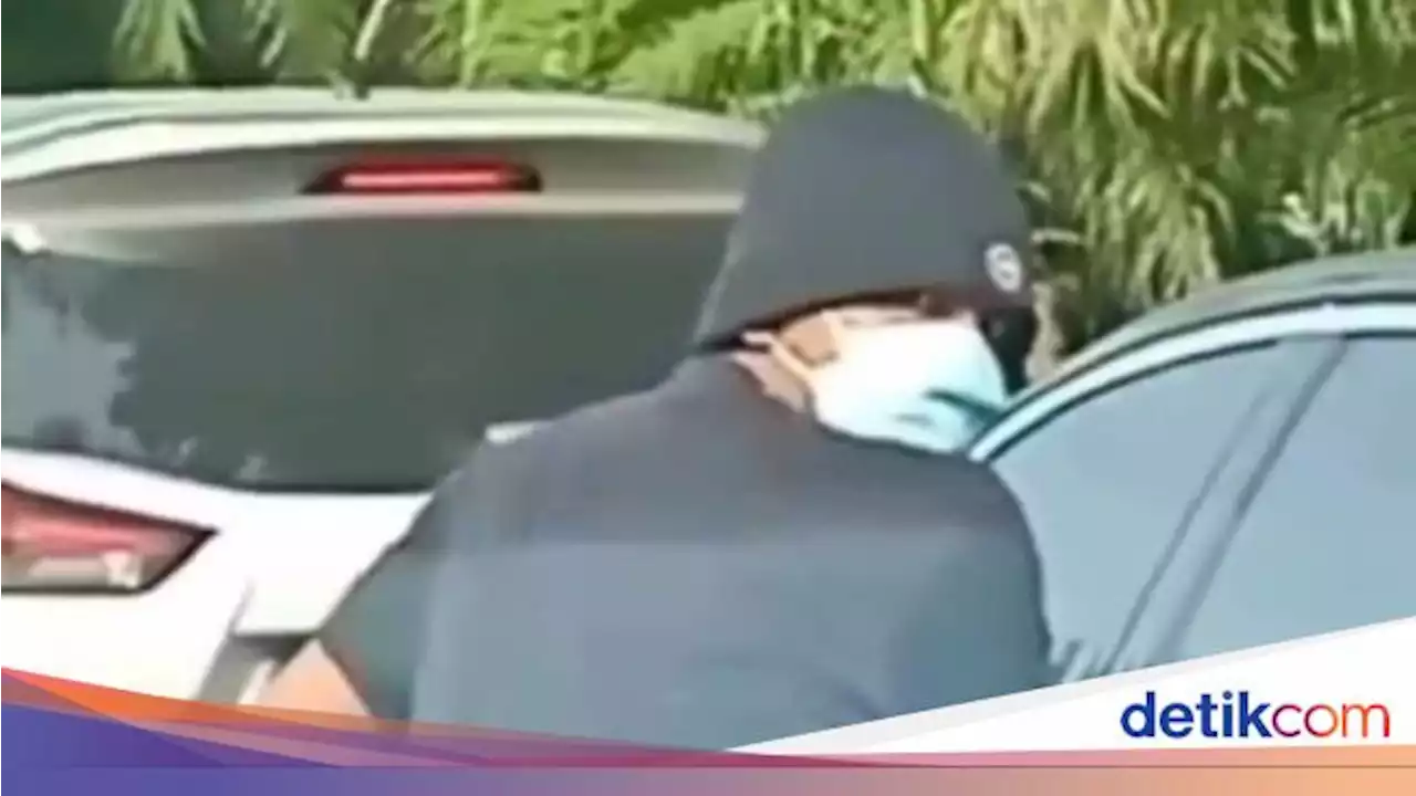 Fakta-fakta Pria Bersandal Berpaku di Surabaya Diduga Bikin Ban Mobil Bocor