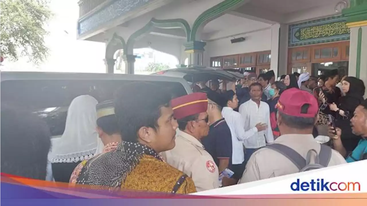 Jenazah Desmond Mahesa Diberangkatkan ke Pemakaman Al-Azhar Karawang